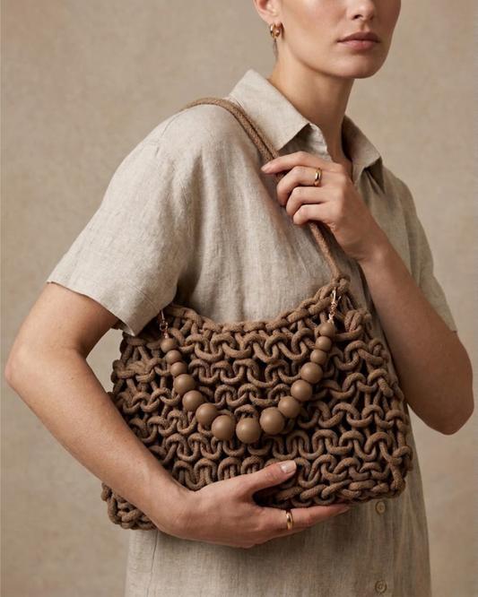 Bolso de Macramé en Cordón de Algodón Trenzado con Detalle Bolas madera – Color Arena (rafia)