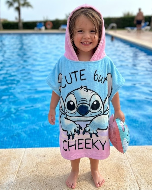 Poncho de Toalla Infantil Stitch "Cute but Cheeky" – Toalla con Capucha de Microfibra Suave - Azul y Rosa