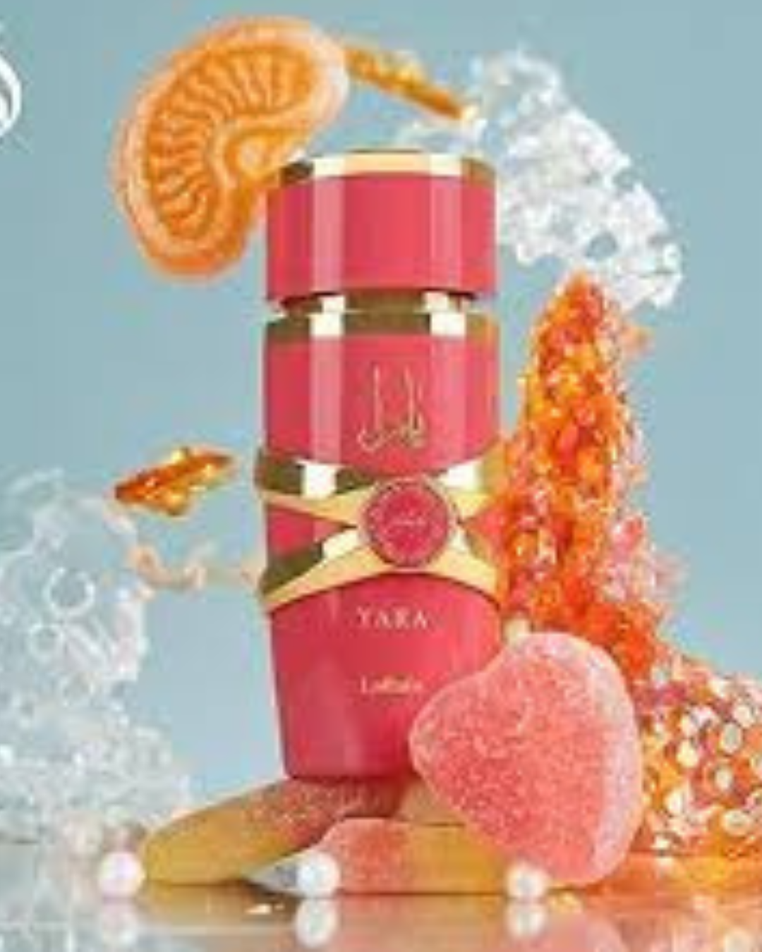 Perfume árabe premium rodeado de ingredientes exóticos como canela y maderas preciosas.