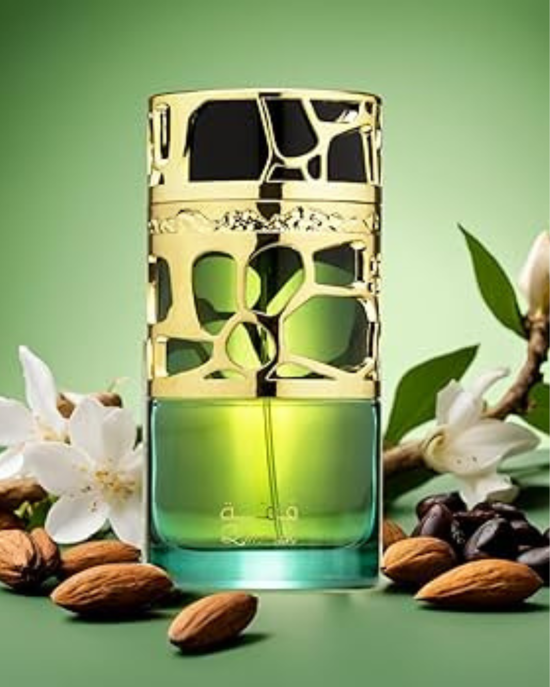 Primer plano del frasco de perfume Lattafa Qimmah for Women con diseño de jaula dorada sobre fondo verde con almendras y granos de café.
