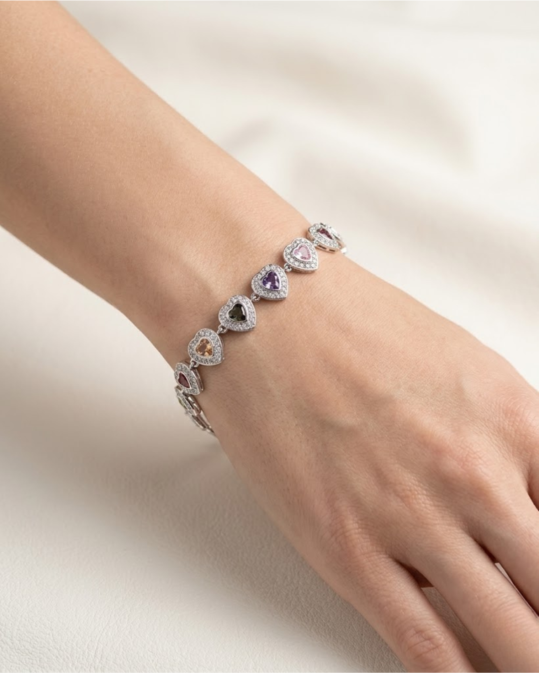 Pulsera de Lujo Corazones de Cristal Multicolor – Elegancia y Brillo Exclusivo