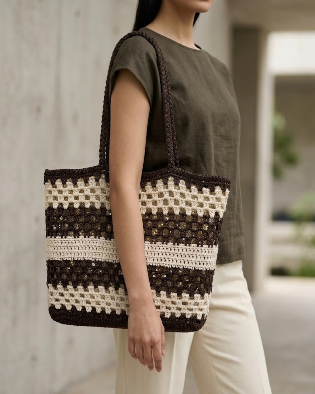 Bolso Tote de Crochet en Marrón y Blanco con Lentejuelas – Bolso de Hombro / Mano Artesanal (Rafia)