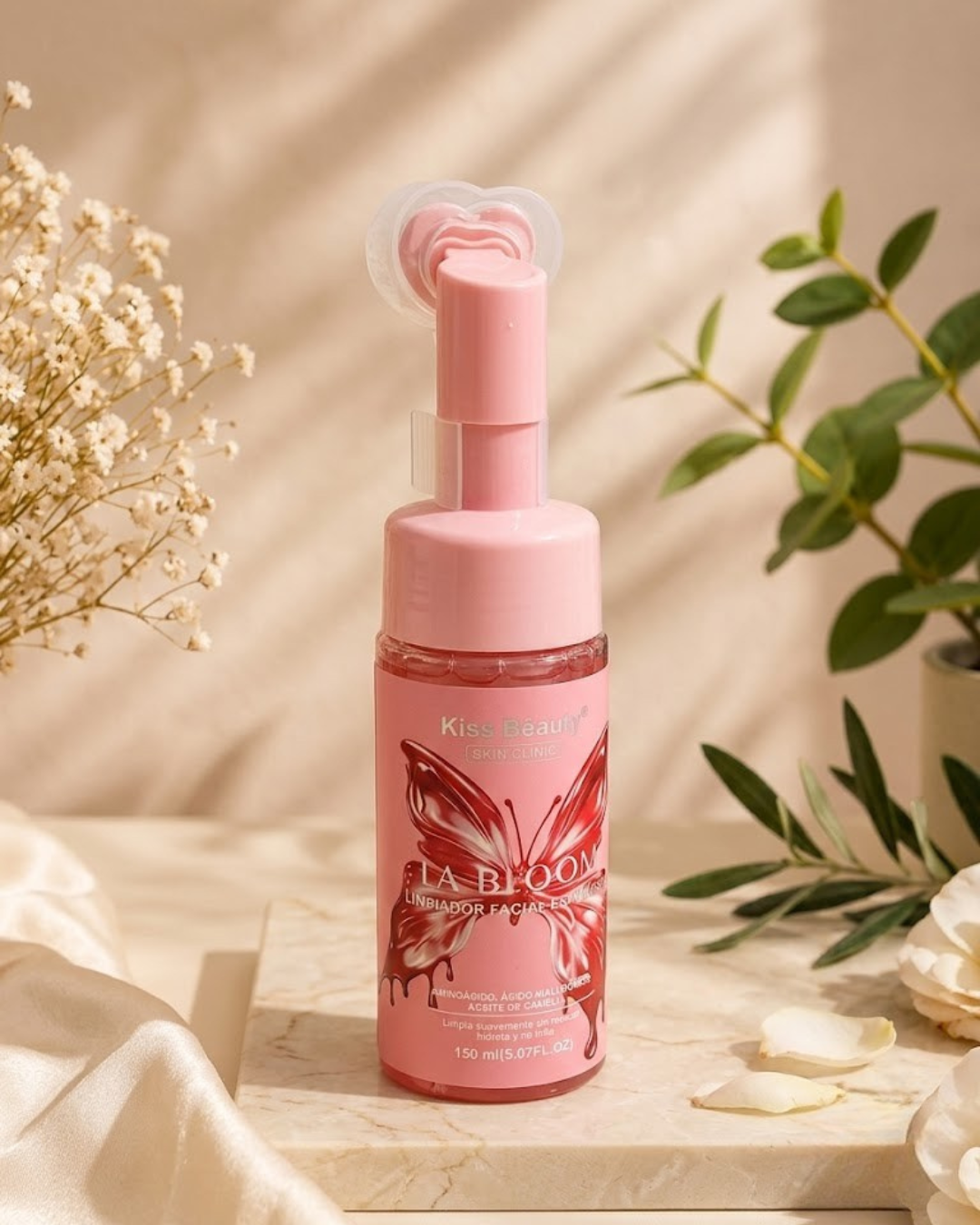 Limpiador facial espumoso Kiss Beauty La Bloom con cepillo de silicona con forma de corazón, ácido hialurónico y aceite de camelia 150ml.