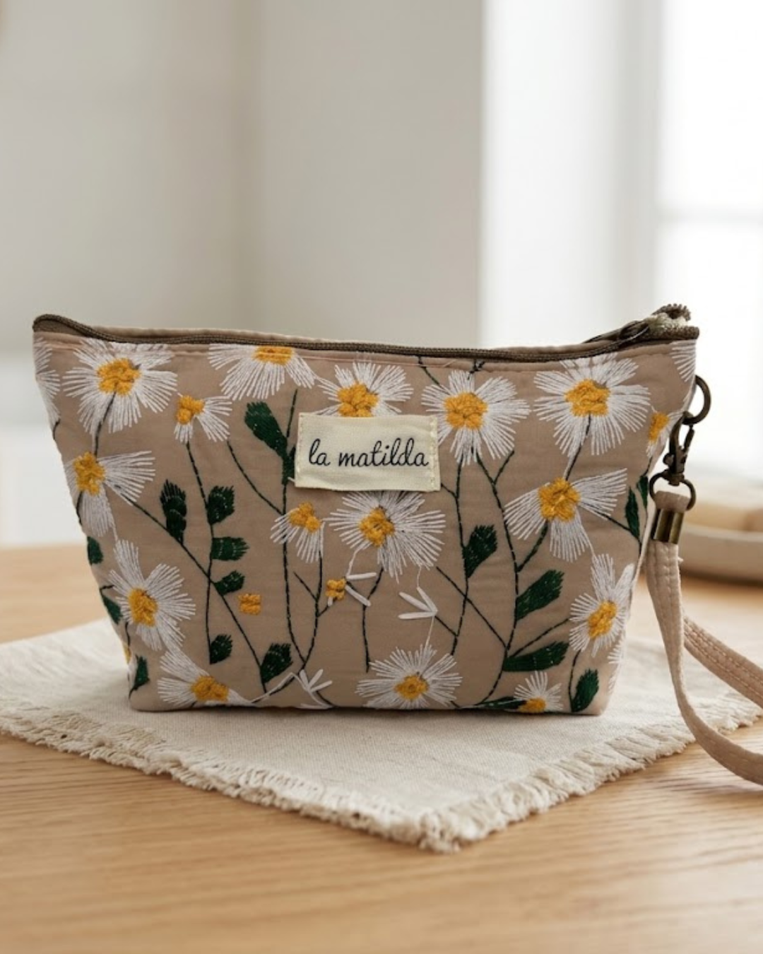 Neceser / Bolso de Mano Acolchado Margaritas Bordadas – La Matilda