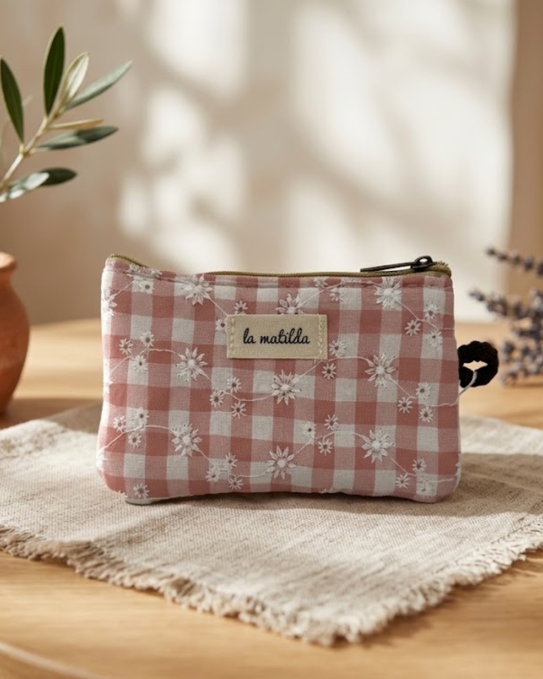 Monedero de tela vichy rosa con flores bordadas y etiqueta La Matilda
