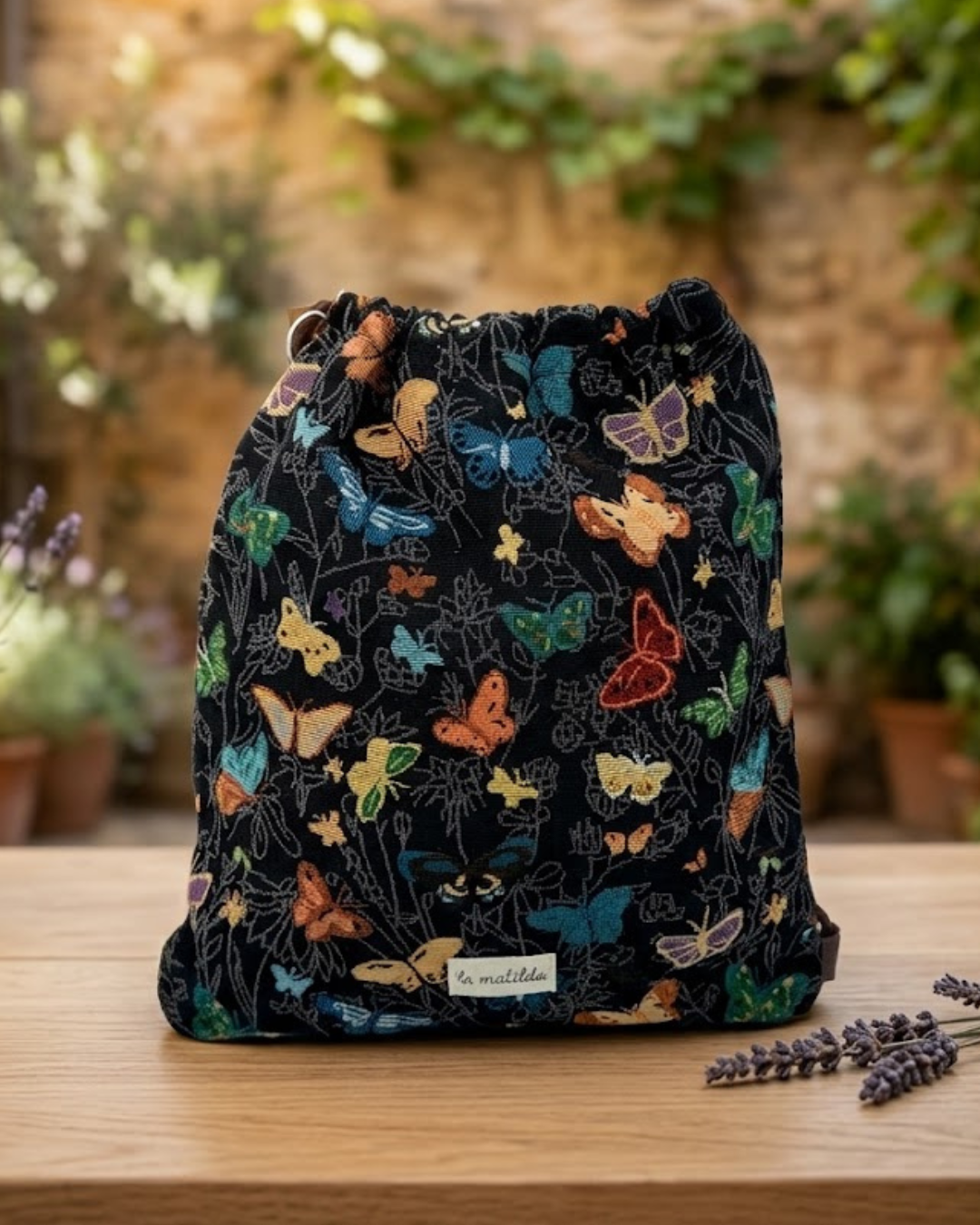 Mochila Saco Bordada Mariposas Fondo Negro – La Matilda