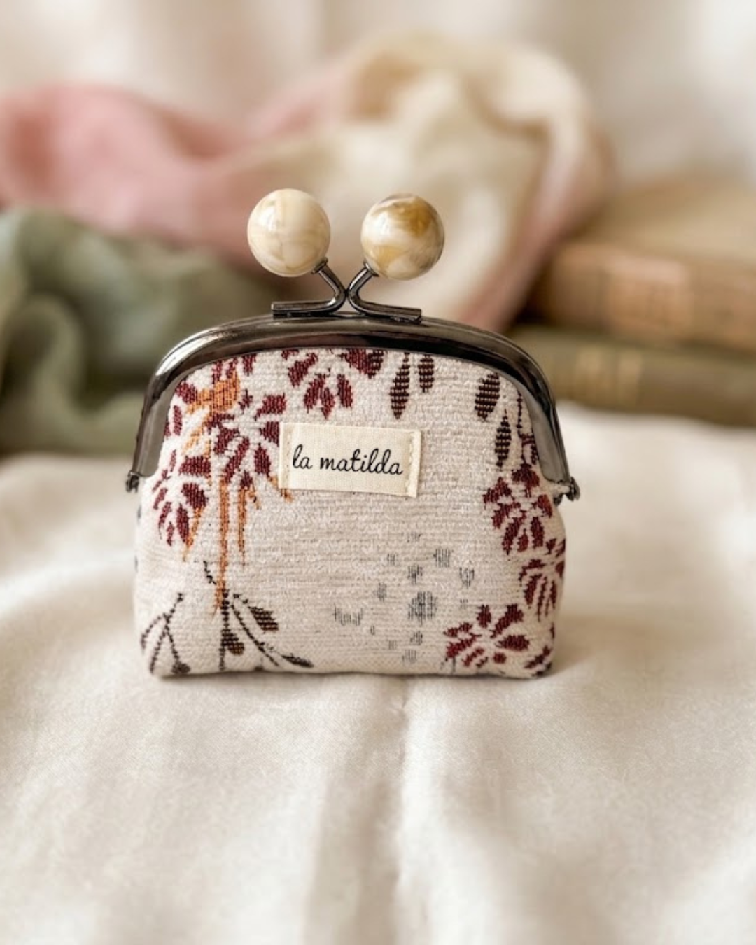 Monedero Boquilla con Bolas Efecto Mármol Bordado Floral – La Matilda
