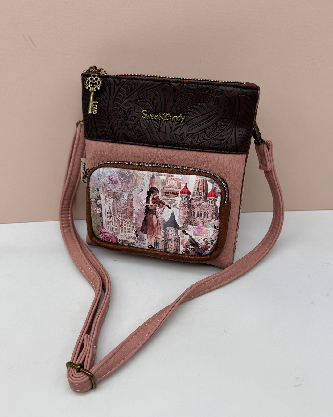 Bolso Bandolera Sweet Candy Rosa y Marrón con Bolsillo Frontal – Estampado Vintage