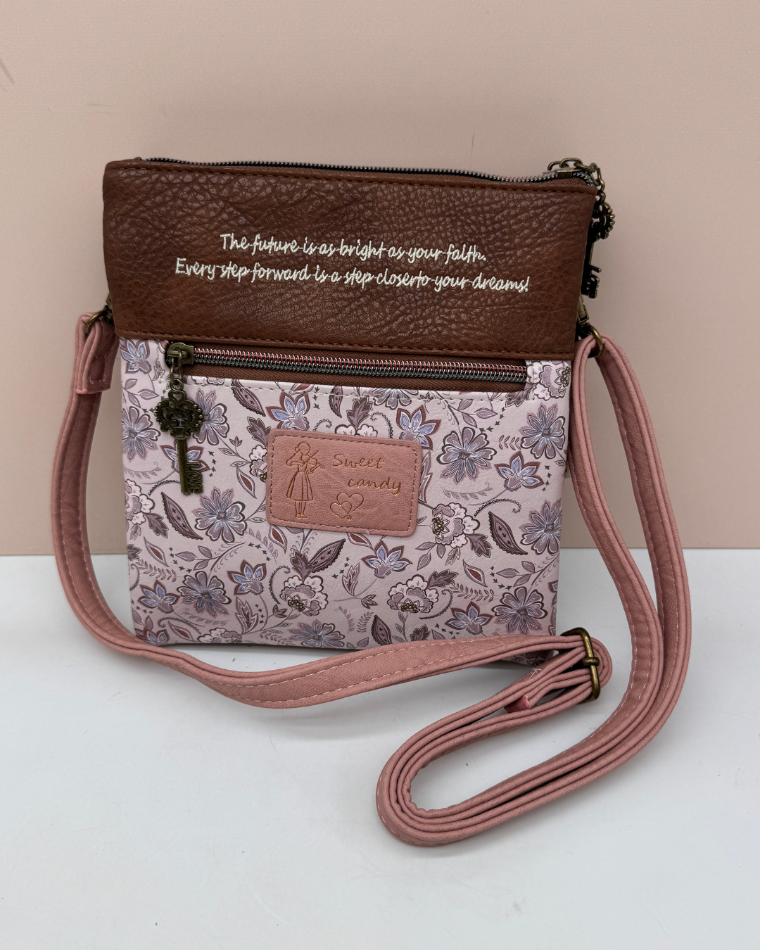 Bolso Bandolera Sweet Candy Rosa y Marrón con Bolsillo Frontal – Estampado Vintage