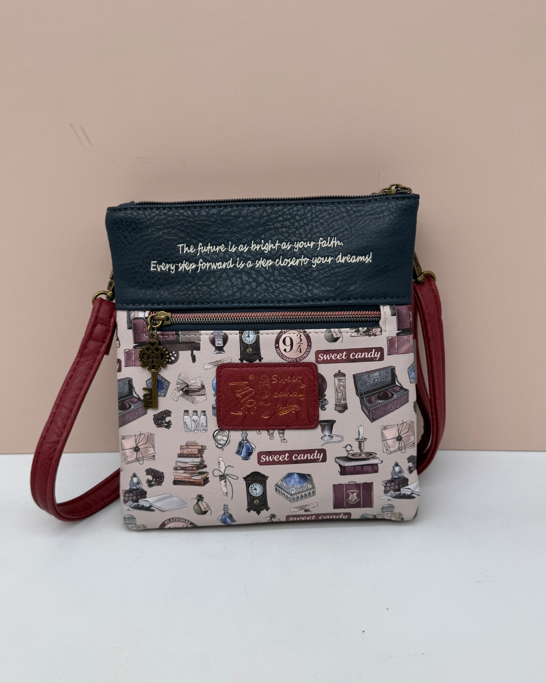 Bolso Bandolera Sweet Candy Burdeos y Negro con Estampado Vintage