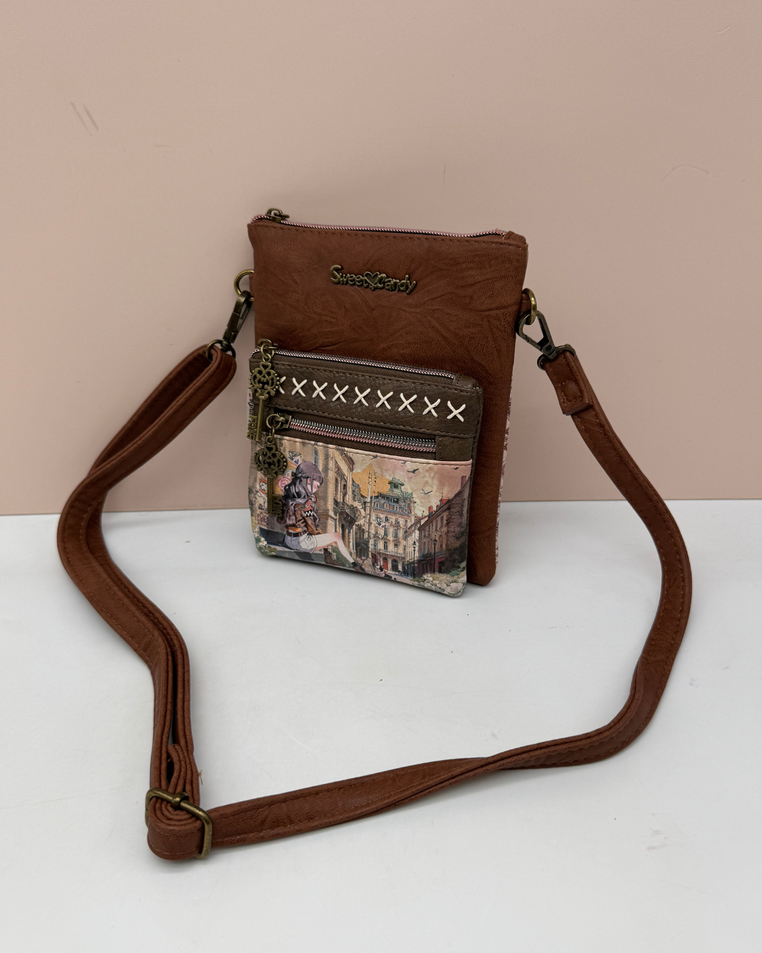 Bolso Bandolera Sweet Candy Marrón con Estampado Vintage City