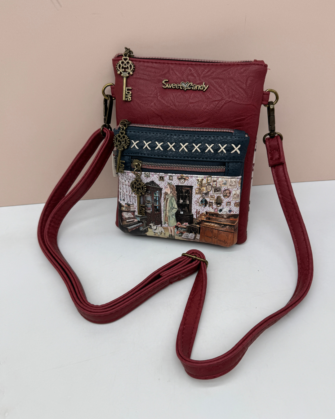 Bandolera Sweet Candy Burdeos con Estampado Vintage y Multibolsillos
