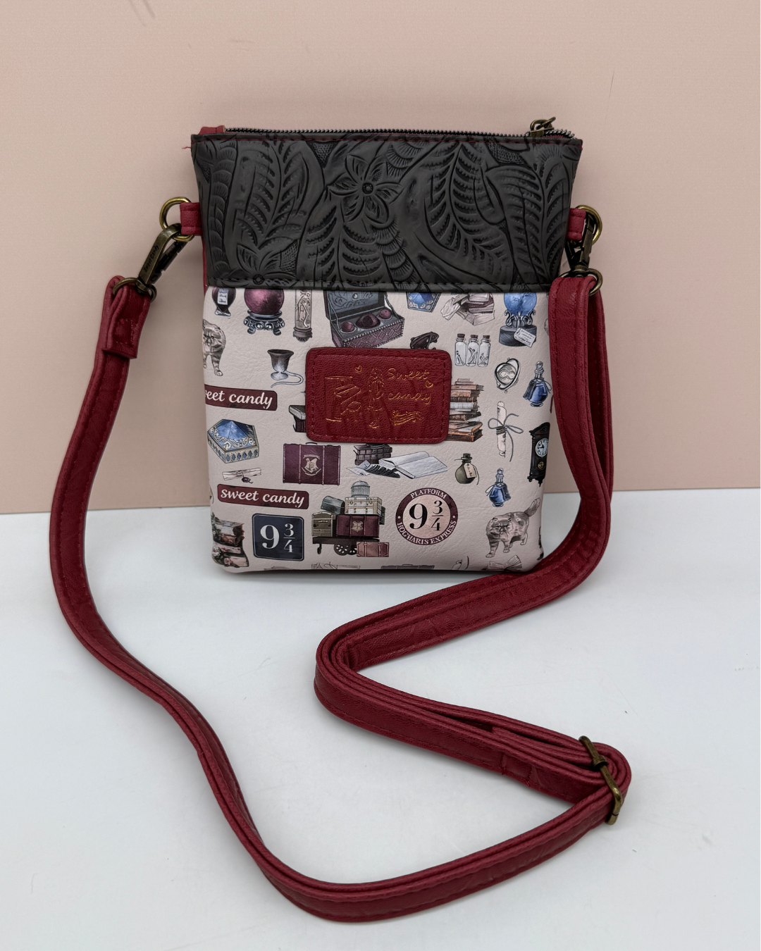 Bandolera Sweet Candy Burdeos con Estampado Vintage y Multibolsillos