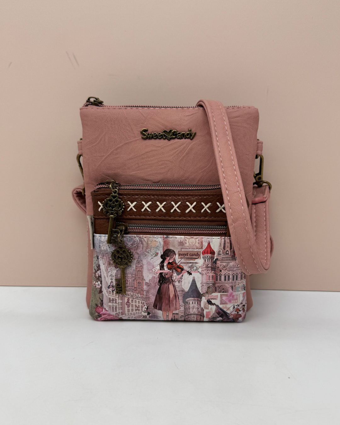 Bandolera Sweet Candy Rosa Empolvado con Estampado Violinista Vintage