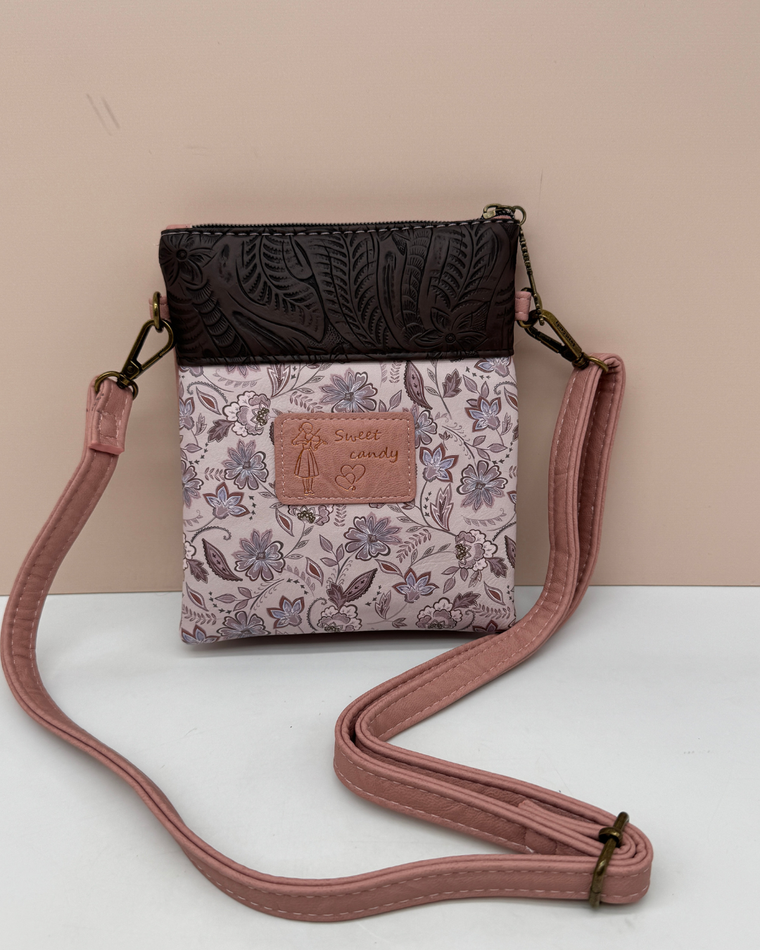 Bandolera Sweet Candy Rosa Empolvado con Estampado Violinista Vintage