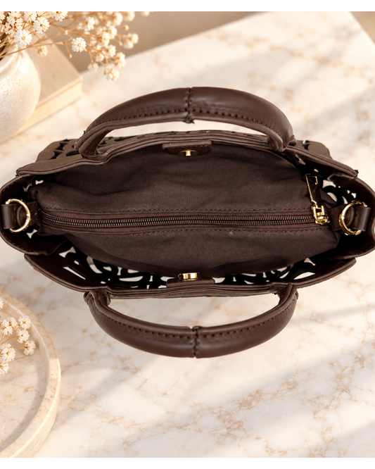 Bolso de Mano y Bandolera Chocolate con Diseño Calado