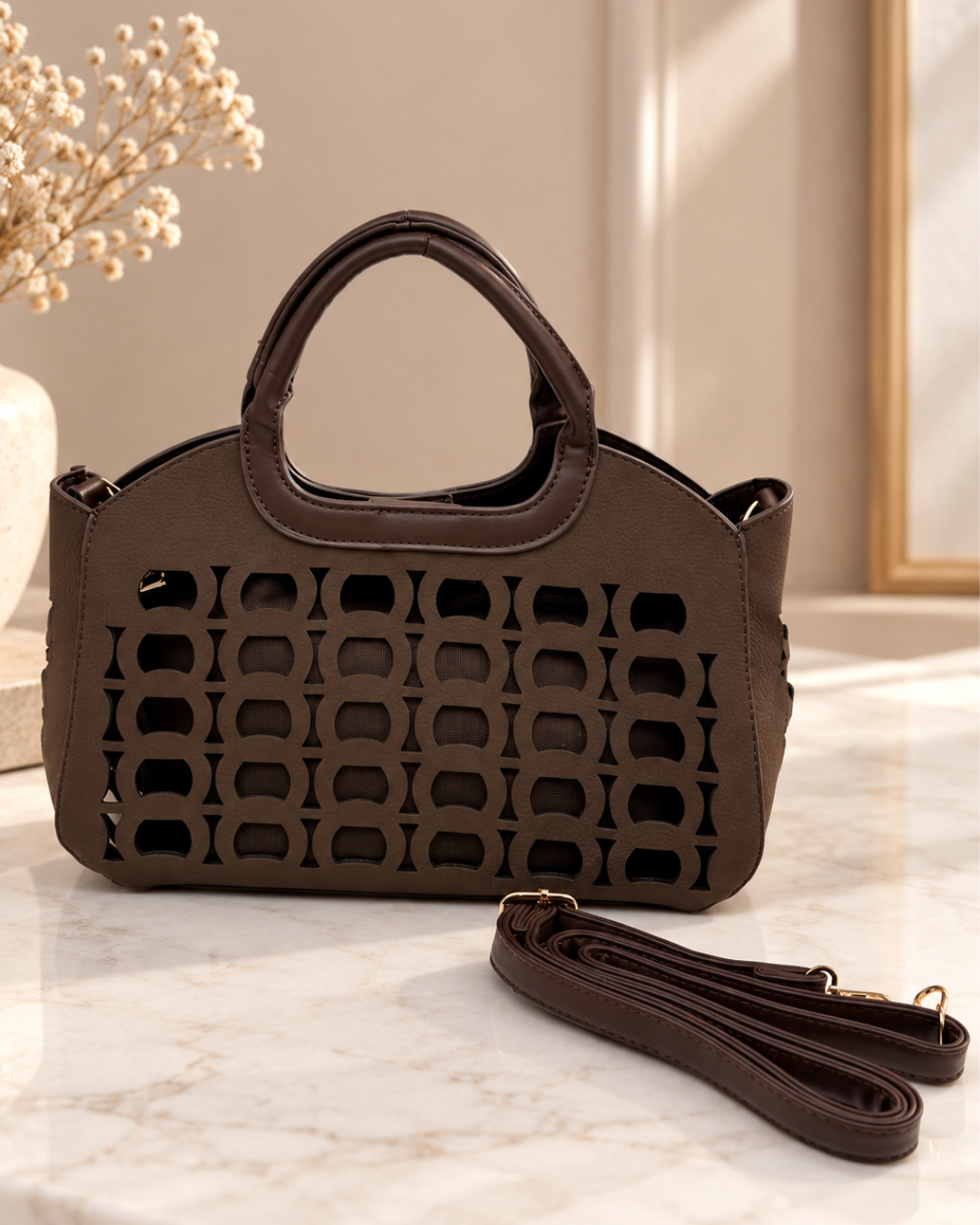 Bolso de Mano y Bandolera Chocolate con Diseño Calado