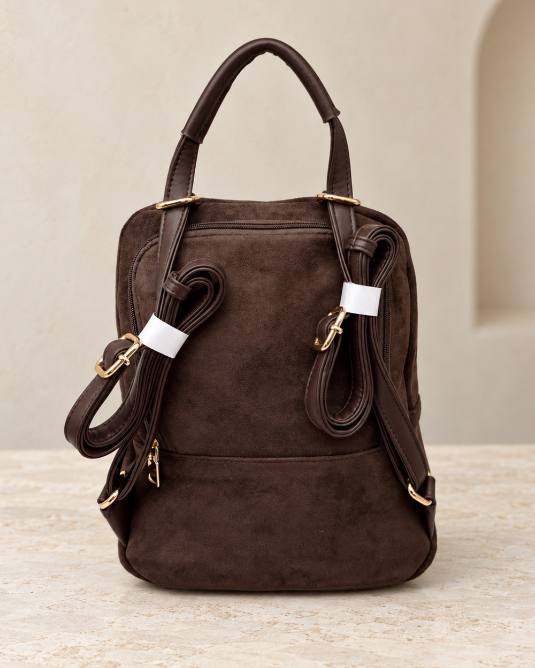 Mochila de antelina marrón chocolate con tachuelas doradas