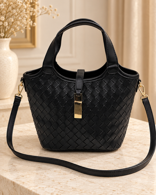 Bolso Negro Trenzado de Mujer con Bandolera y Detalle Dorado