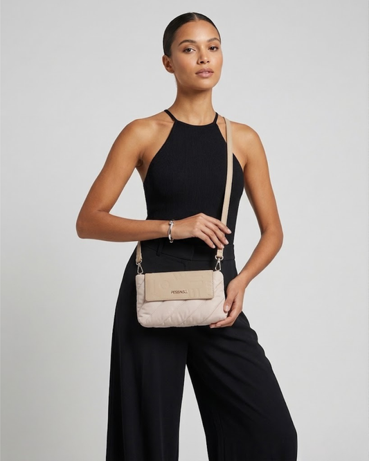 "Modelo con bolso bandolera Pepe Moll acolchado color beige, top halter negro y pantalón palazzo."