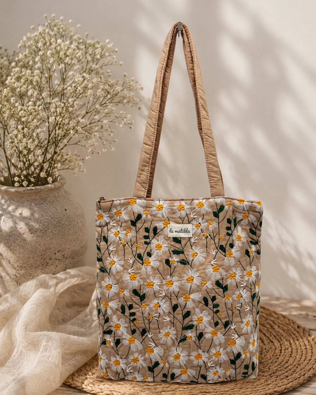 Bolso Tote Acolchado con Margaritas Bordadas – Colección La Matilda