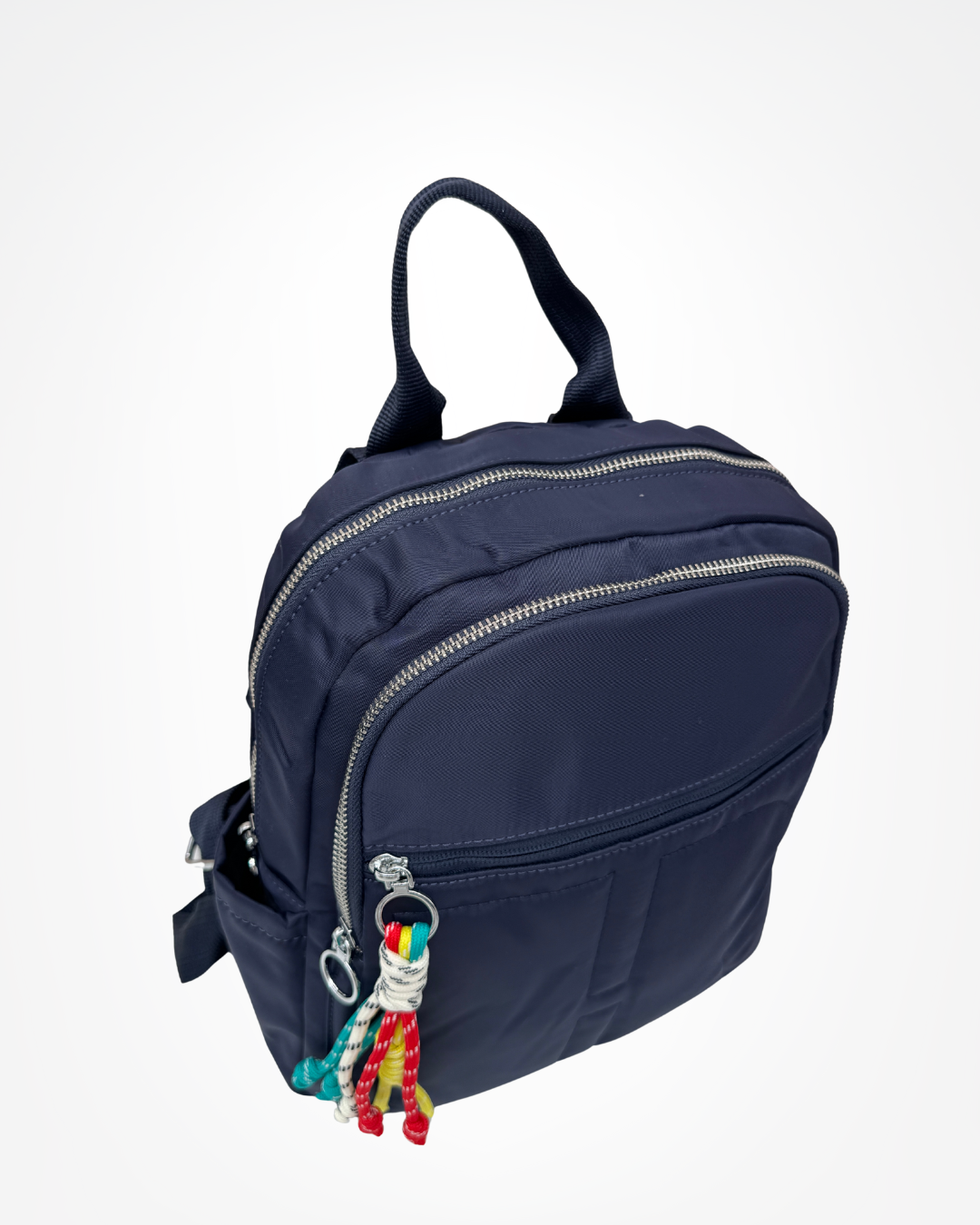 Vista superior de mochila casual con compartimentos de cremallera metálica.