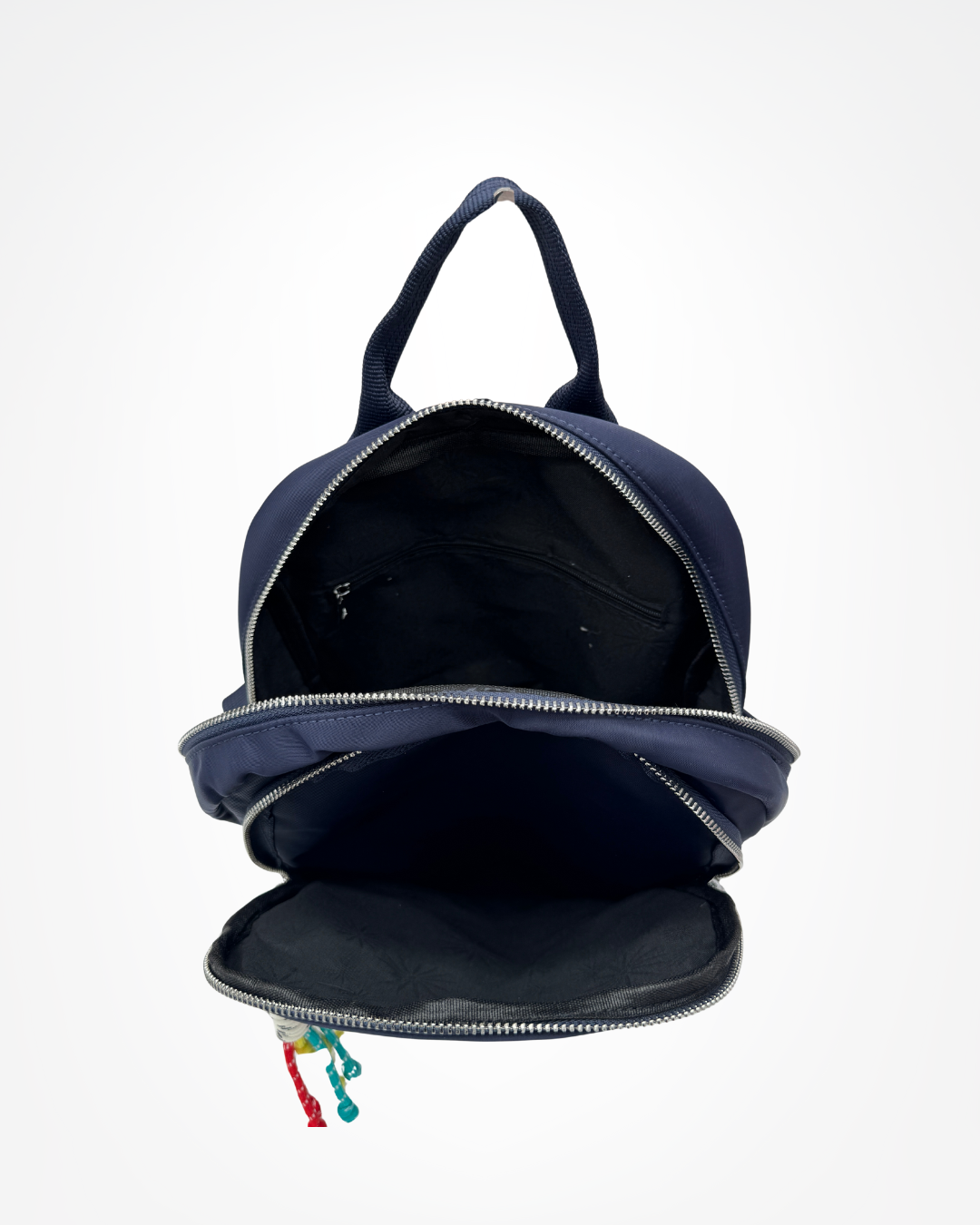 Interior amplio de mochila para tablet y organización de oficina.