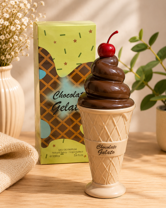 Frasco de perfume Chocolate Gelato 100ml con forma de helado de chocolate y cereza junto a su caja verde sobre mesa de madera.