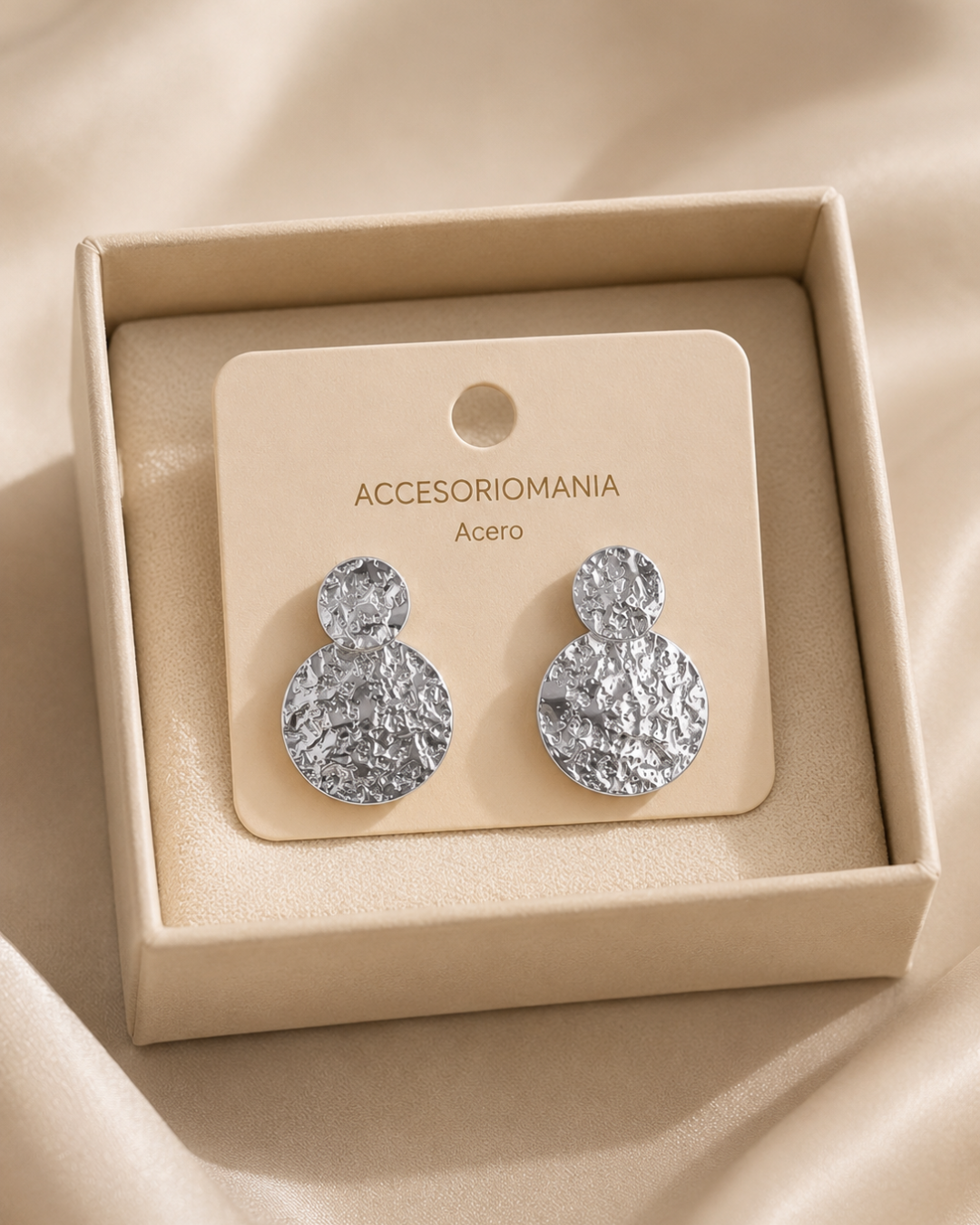 Pendientes dobles de acero inoxidable plateado con textura martillada de la marca Accesoriomanía sobre expositor de cartón.