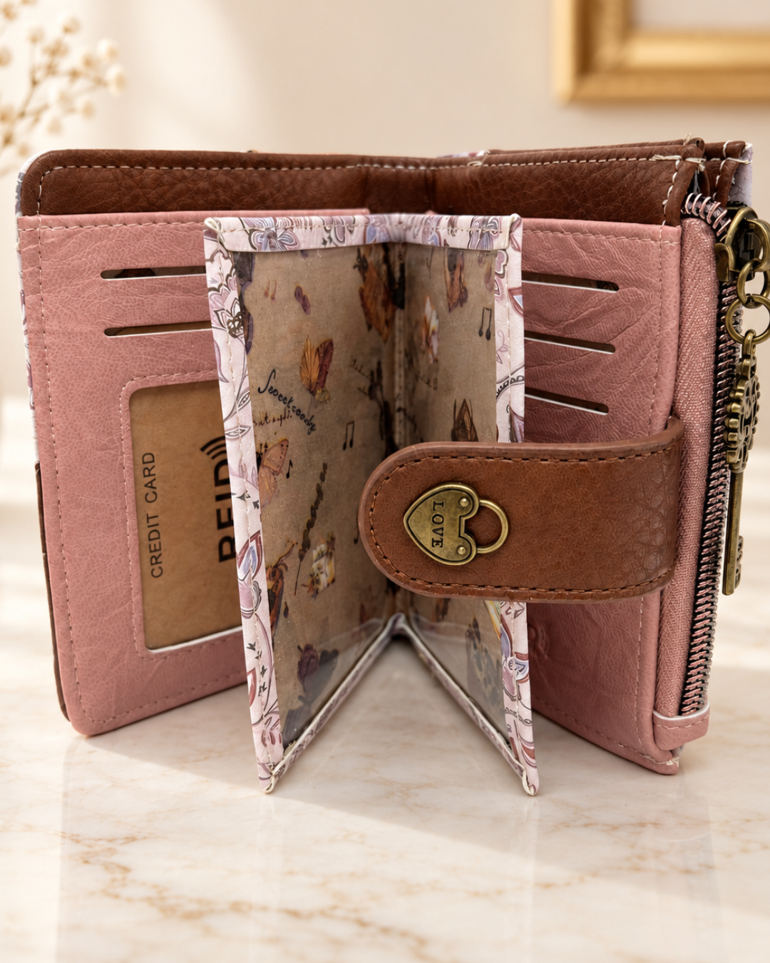 Interior abierto de cartera Sweet Candy rosa y marrón con ranuras para tarjetas, ventana transparente y fundas desplegables.