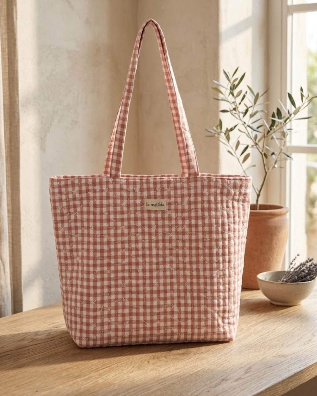 Bolso shopper grande acolchado de La Matilda en cuadro vichy rosa con etiqueta frontal