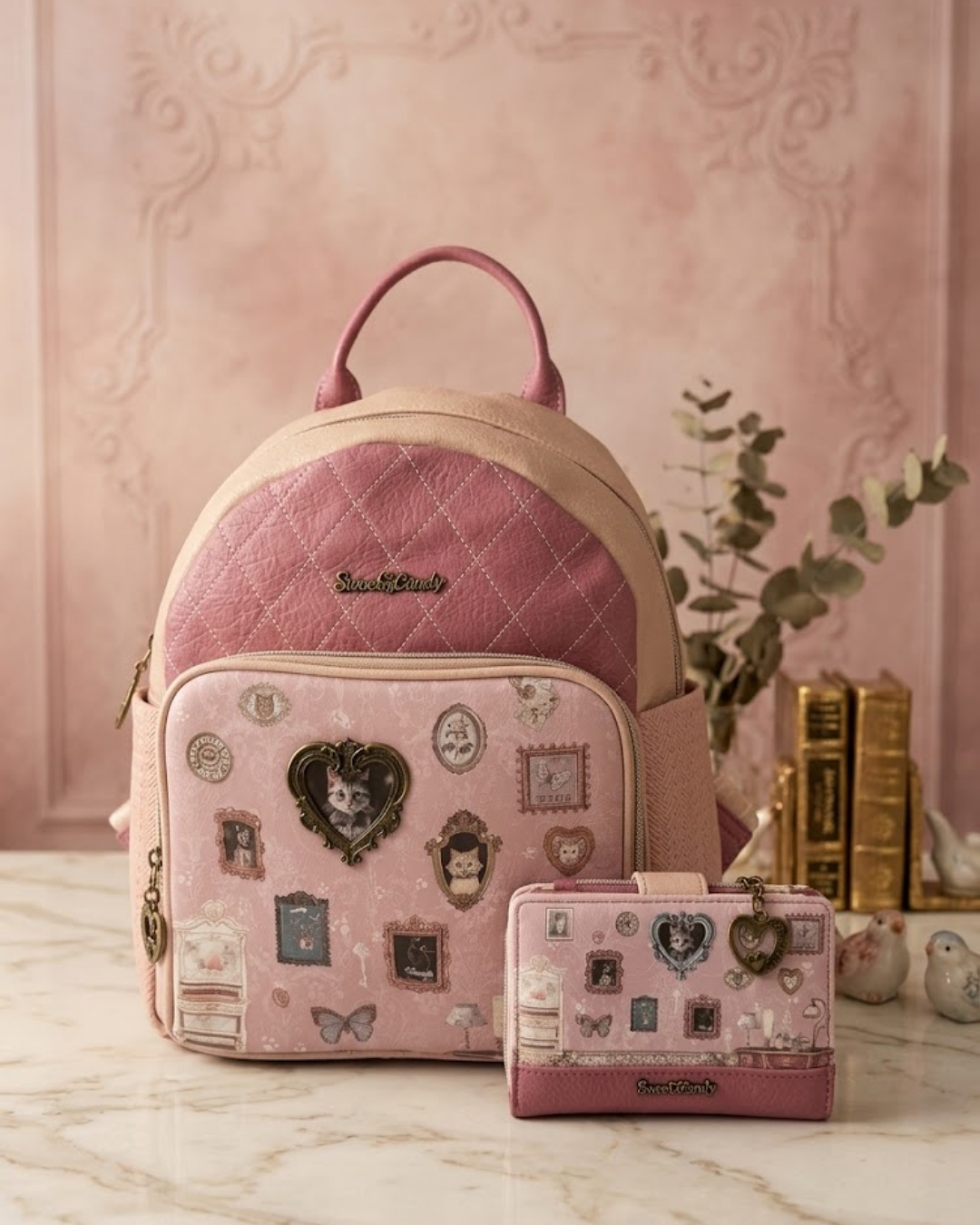 Mochila de paseo mujer Sweet Candy rosa y malva acolchada con estampado vintage de gatos sobre mesa decorada