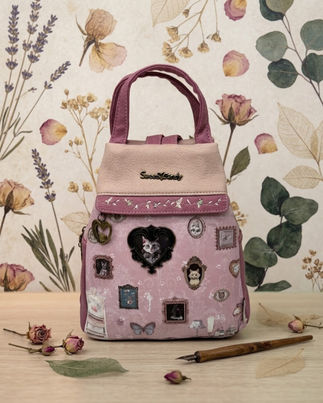 Mochila antirrobo Sweet Candy rosa edición limitada de gatitos con detalles bordados y camafeo en relieve sobre fondo decorativo vintage.
