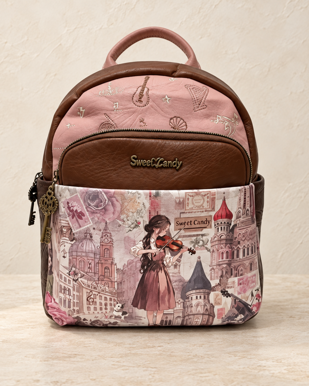 Mochila Sweet Candy mediana rosa empolvado y marrón con ilustración de una violinista entre edificios y flores.