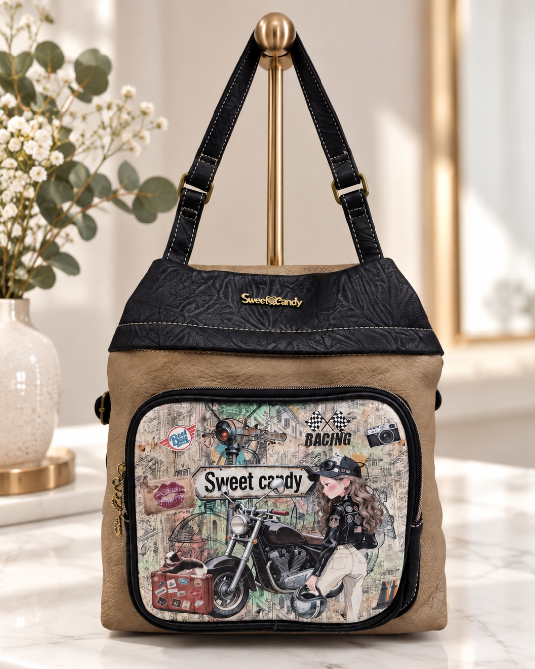 Mochila Sweet Candy mujer beige y negra con estampado motero Racing, motocicleta y bolsillo frontal con cremallera.