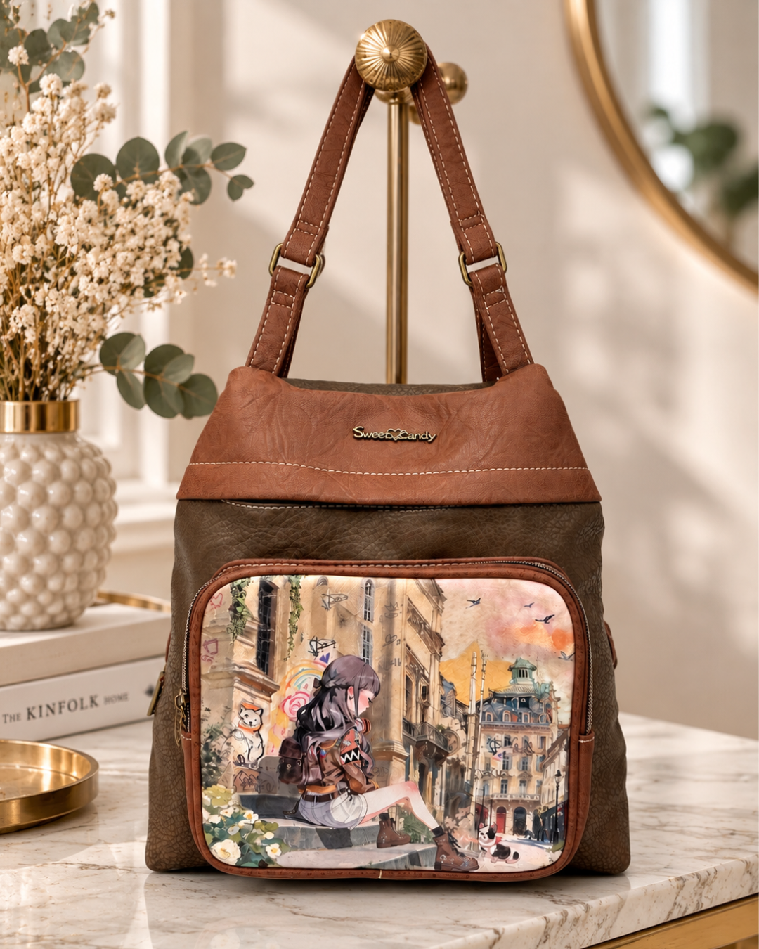 Mochila Sweet Candy mujer marrón y camel con estampado de chica urbana y bolsillo frontal con cremallera.