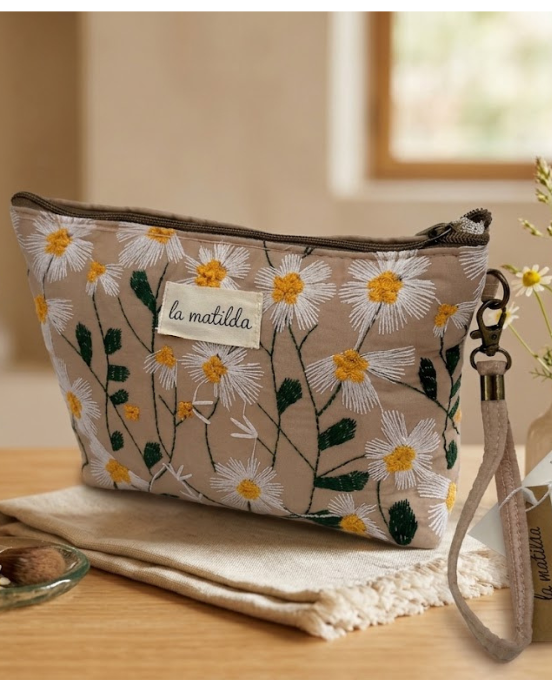 Neceser acolchado beige con bordado de margaritas y asa de mano La Matilda