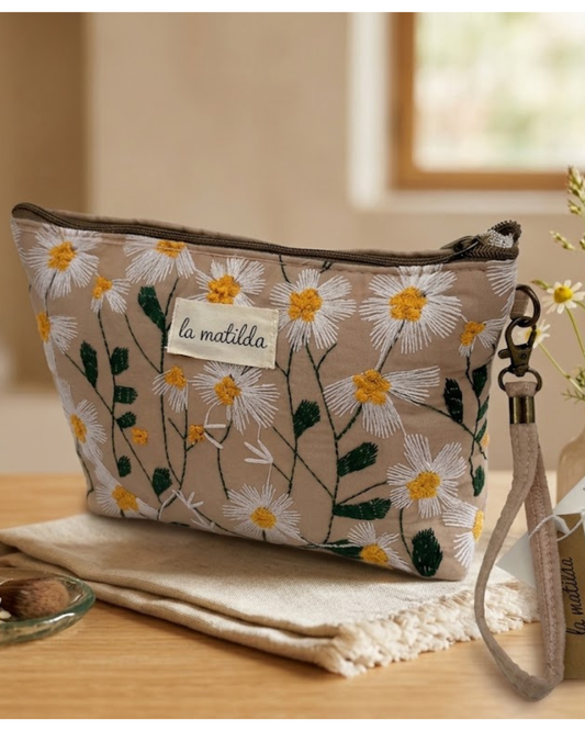 Neceser acolchado beige con bordado de margaritas y asa de mano La Matilda