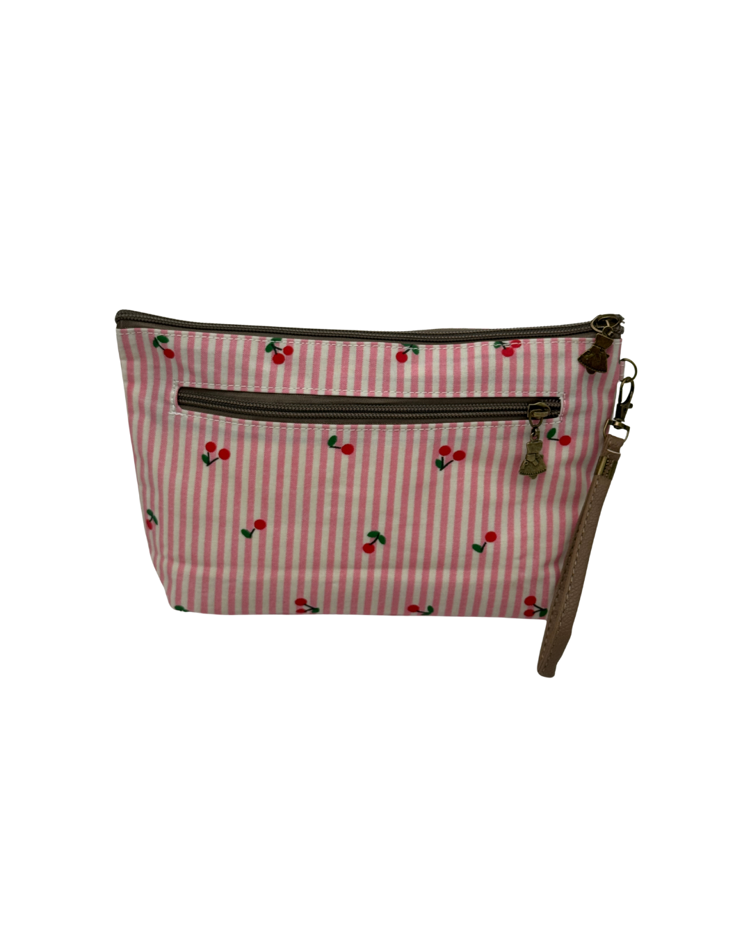 Parte trasera de neceser de maquillaje rosa de rayas con bolsillo exterior de cremallera y tirador decorativo metálico.