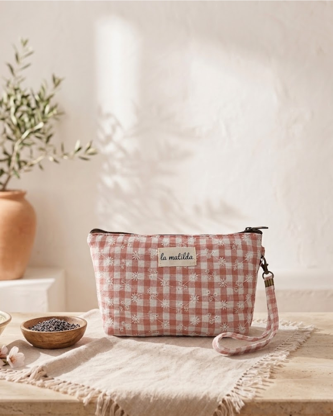 Neceser acolchado La Matilda cuadro vichy rosa con flores bordadas y asa de mano