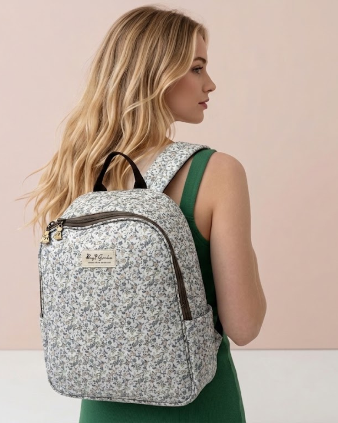 Mochila nevera térmica isotérmica con estampado floral soft de la marca Bags Garden disponible en Narella