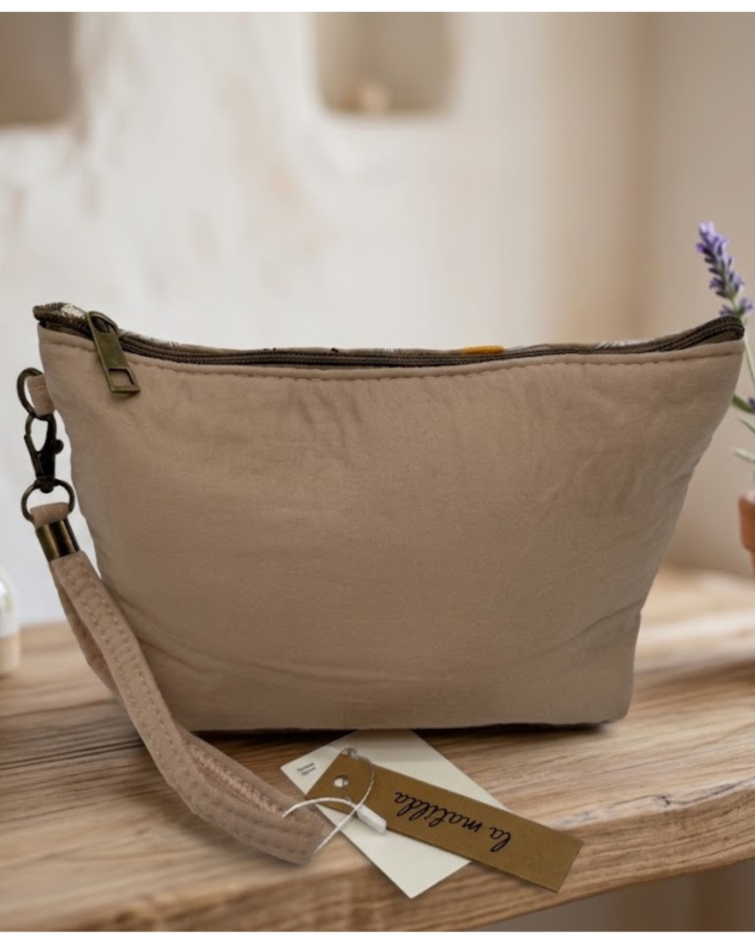 Parte trasera lisa y acolchada de neceser bolso de mano beige La Matilda con etiqueta