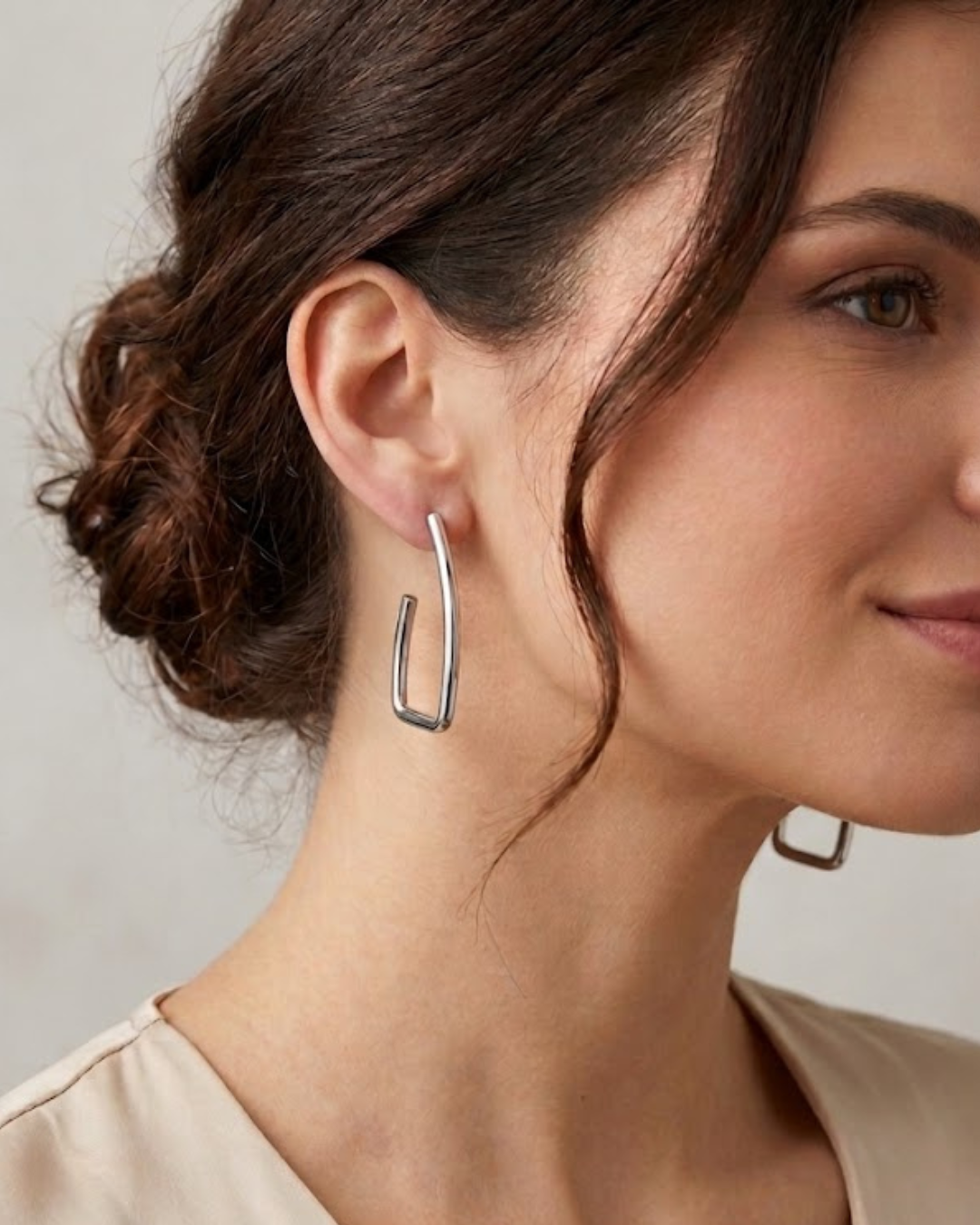 Pendientes de acero con forma rectangular estilizada en oreja de modelo, de Accesoriomanía.