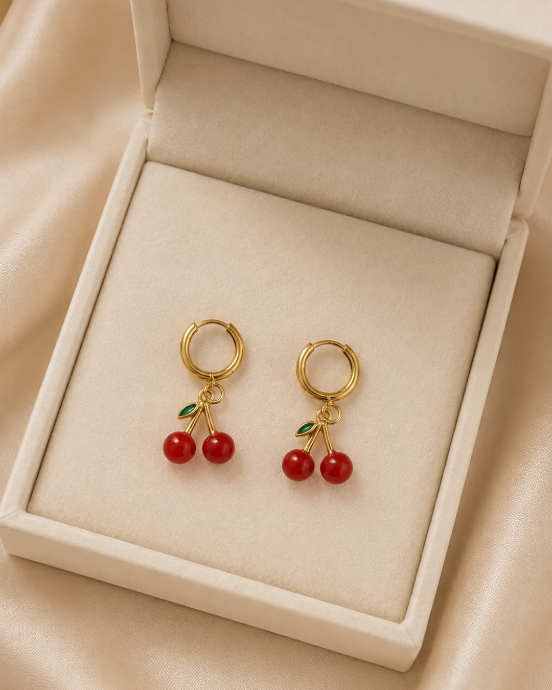 Pendientes de aros dorados de acero inoxidable con colgante de cerezas rojas en estuche