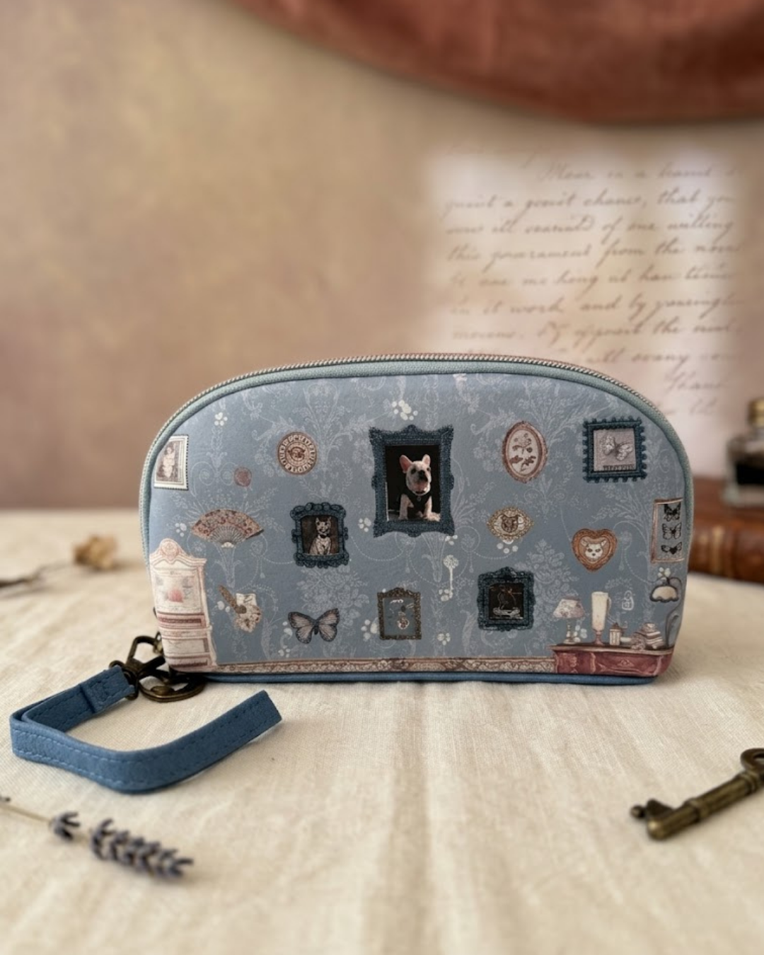 Portatodo y cartera de mano Sweet Candy azul vintage con estampado de retratos, asa de muñeca y cremallera sobre fondo rústico