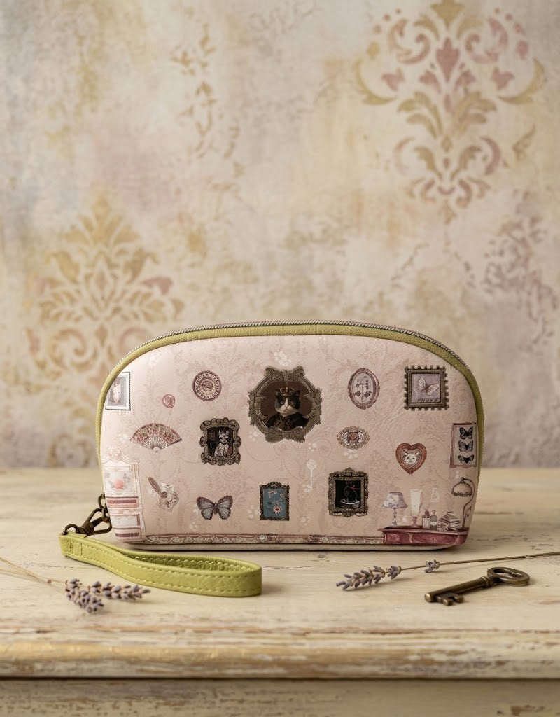 Portatodo Sweet Candy rosa y verde pistacho con estampado de gatos vintage y asa de muñeca sobre mesa rústica
