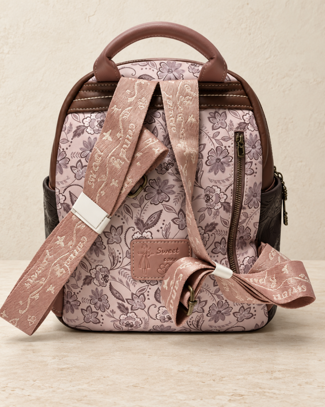 Parte trasera de mochila Sweet Candy con estampado floral rosa, correas regulables y bolsillo vertical con cremallera.