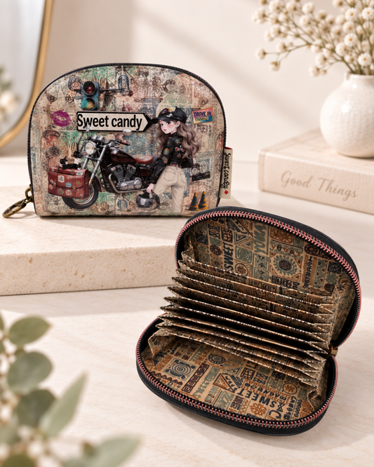 Tarjetero monedero Sweet Candy con chica y moto vintage, mostrado cerrado y abierto con compartimentos interiores para tarjetas.