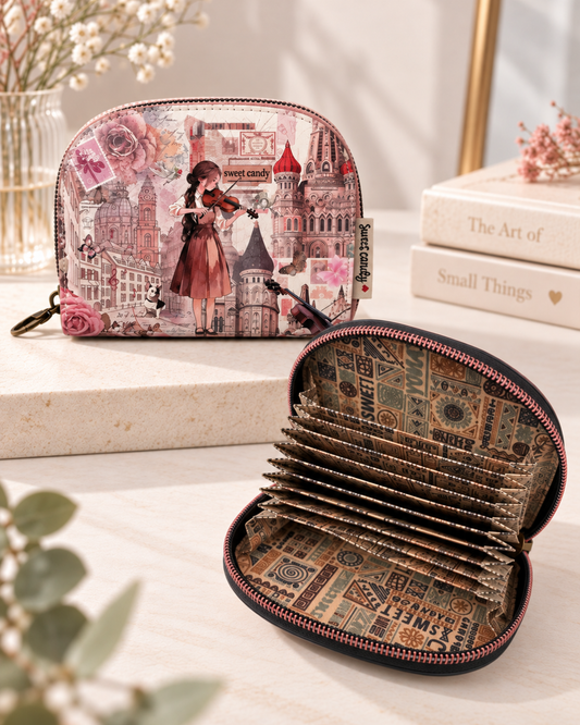 Tarjetero monedero Sweet Candy rosa con ilustración de violinista, mostrado cerrado y abierto con compartimentos interiores tipo acordeón.