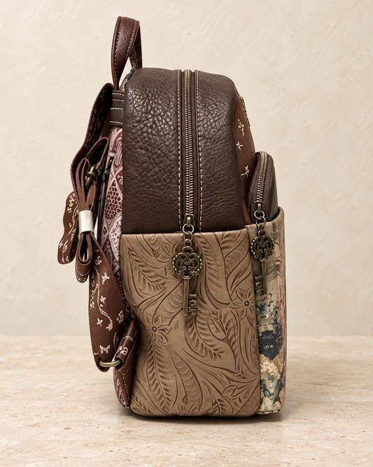 Vista lateral de mochila Sweet Candy marrón con hojas en relieve y tiradores de cremallera con forma de llave.